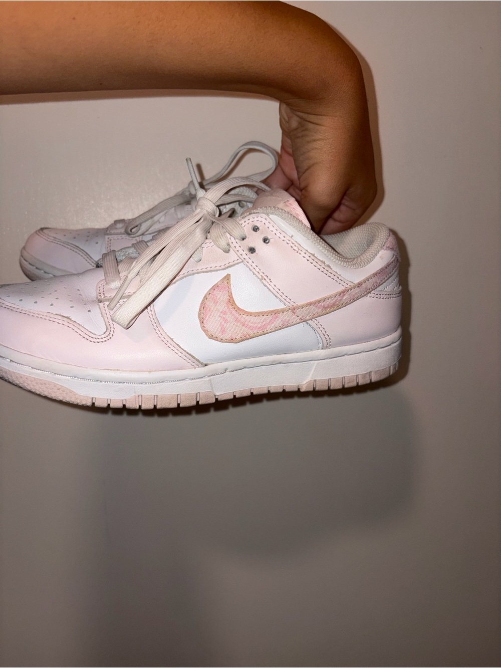 Nike Kids Low-Top Sneakers in Light Pink and White